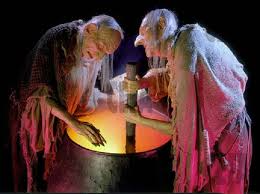 Двете влъхви въртят дискусия по разказа и как да отрежат героите от артефакта им